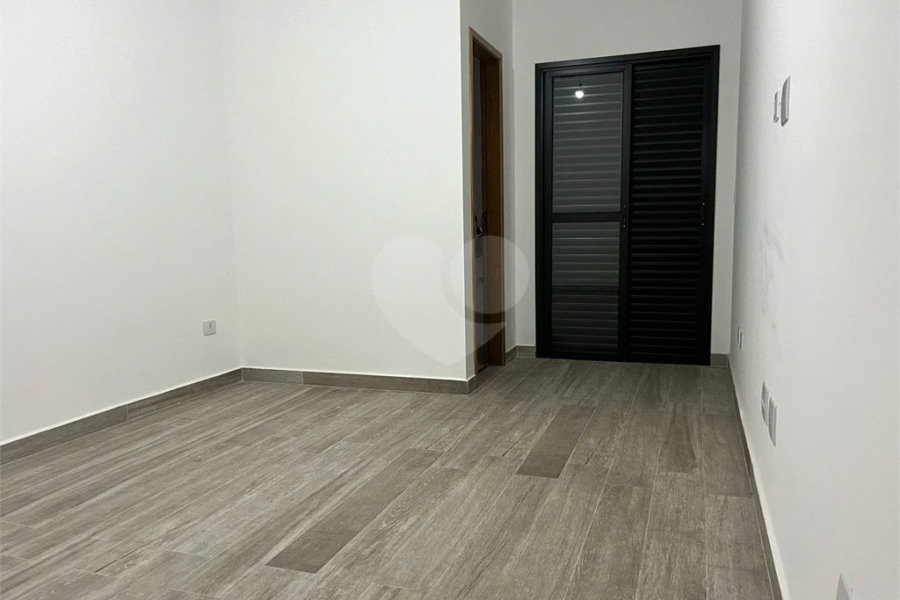 Sobrado 120 Metros 3 Dormitórios 1 Suíte 2 Vagas.