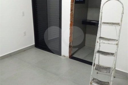 Casa térrea a venda no Jd Sabias! 2 dormitórios sendo 1 suíte com 1 vaga de garagem - Forro de drywall - Água fria e quente - Porcelanato 80x80 na casa toda - Esquadrias pretas - Marmoraria toda em pedra preto negresco - Portão automático -Jardim dos Sabiás tem rápido acesso para rodovia