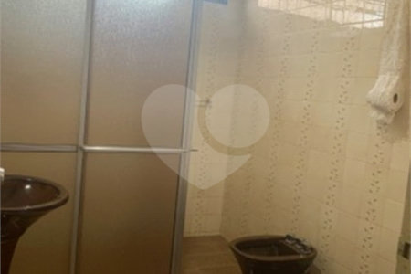 Casa térrea com 3 dormitórios, sendo 1 suíte .