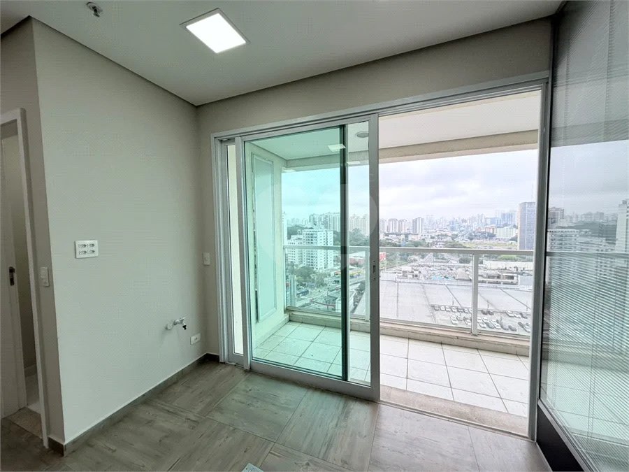 Sala para locação Domo Business 101 m - 2 vagas - Sala com divisórias, ar condicionado e banheiro.