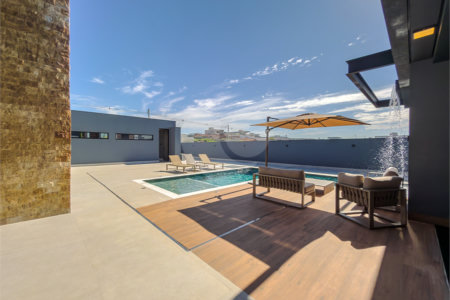 Indaiatuba - Quintas da Terracota - 1252 m² de terreno - casa térrea com 514 m² de área construída -3 vagas de garagem cobertas e 3 descobertas Lavabo - Sala de estar e jantar amplas e integradas - Escritório privativo - Cozinha toda equipada com geladeira, forno, micro-ondas, lava-louças,