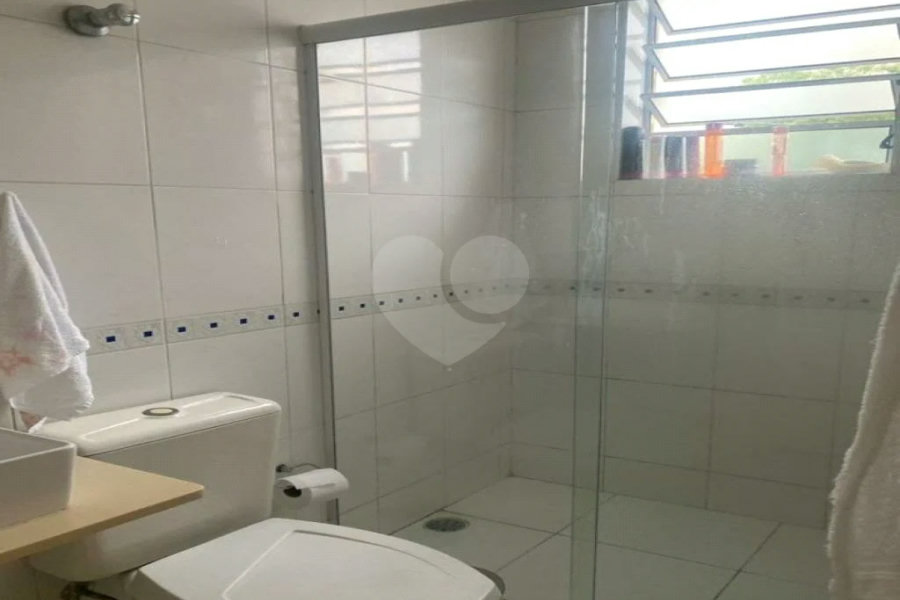 Sobrado à venda com 150 metros de área util e possui 3 dormitórios, sendo 1 suíte.