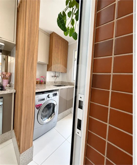 Apartamento de 127 m² em andar alto, com vista livre, 3 suítes planejadas, sacada gourmet envidraçada, 2 vagas e lazer completo, próximo ao Shopping Golden Square e à Avenida Kennedy.