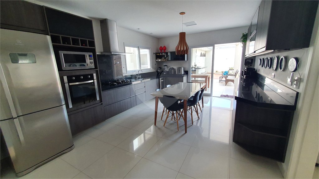 CASA A VENDA NO URBANOVA COM 390M², 5 DORMITORIOS, 6 BANHEIROS, PISCINA, 3 VAGAS, Sjc