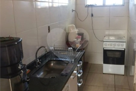 Casa térrea com 3 dormitórios, sendo 1 suíte.