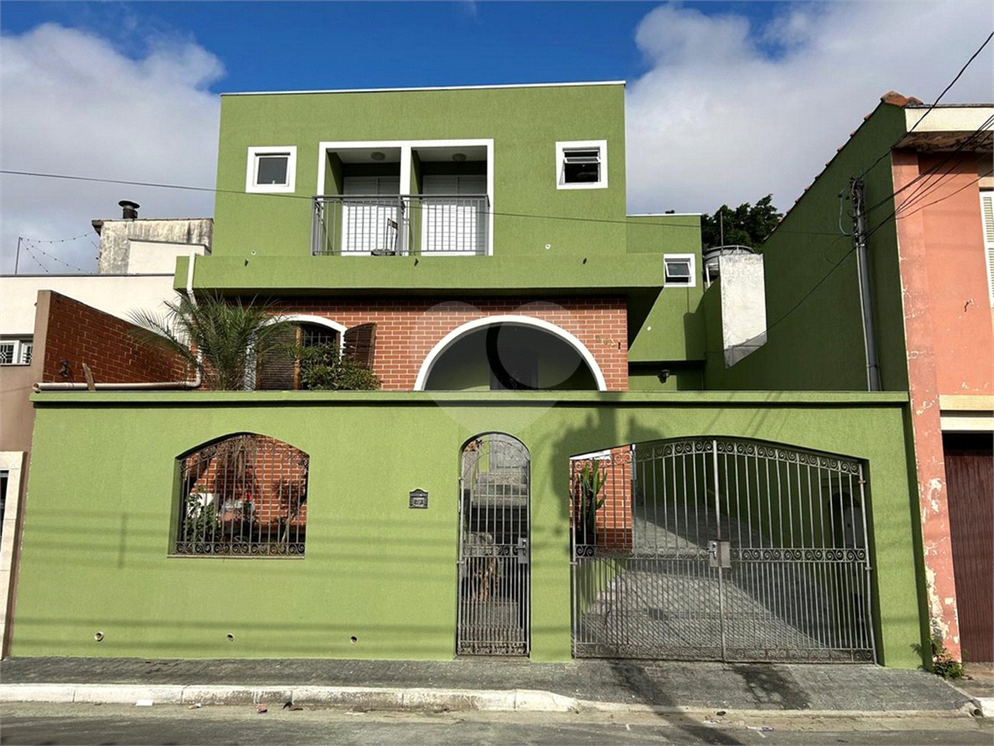 Excelente Sobrado à venda no Planalto - 5 Quartos/4 Suítes/2 Vagas na garagem