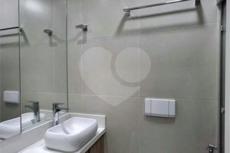 Apartamento totalmente decorado em Moema com 70 m2 , 2 quartos, 2 suítes e 2 vagas, ambientes com ar condicionado.