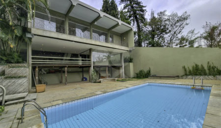 CASA EM RUA FECHADA NA REGIÃO DO MORUMBI / REGIÃO DO CLUBE PAINEIRAS