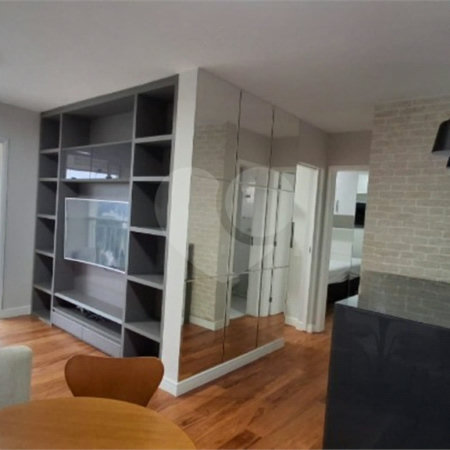 Apartamento com dois dormitórios sendo um climatizado, com duas vagas de garagem.