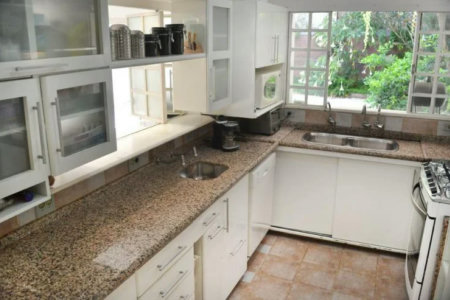 Casa à venda com 4 quartos, sendo 3 suítes, em Jardim Leonor, São Paulo, SP