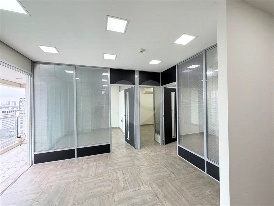 Sala para locação Domo Business 101 m - 2 vagas - Sala com divisórias, ar condicionado e banheiro.