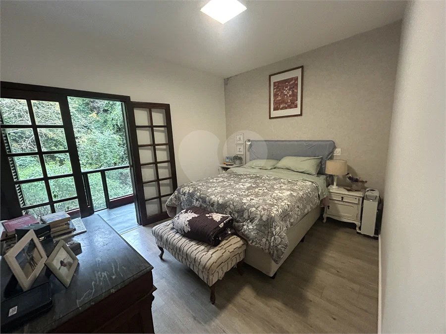 Casa em condomínio com 3 dormitórios, 01 suíte, garagem para 06 carros, área gourmet, piscina.