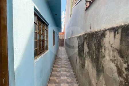 Casa Térrea com 2 dormitórios.