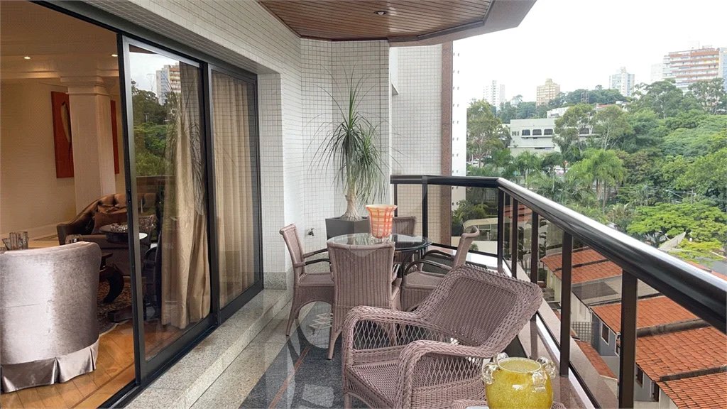Apartamento com terraço 385m² 03 dormitórios sendo 2 suítes 5 vagas..Estuda Permuta.