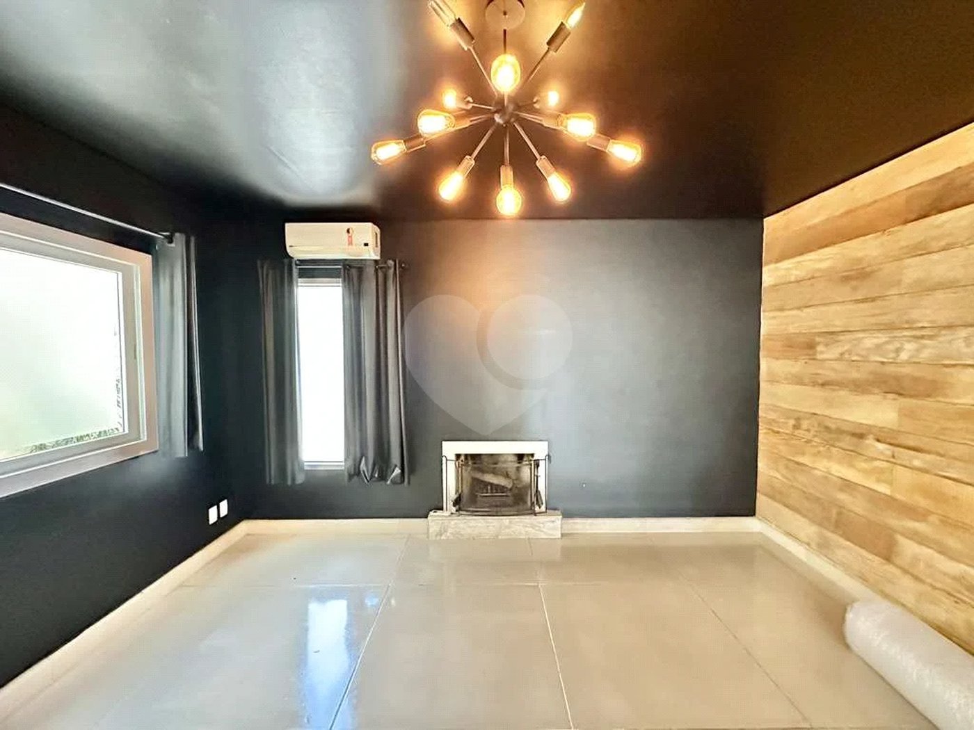 Casa em condomínio Impecável, 4 dorms / 2 suítes, varanda gourmet, piscina, 3 lareiras