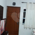 Casa térrea com 3 dormitórios, sendo 1 suíte.