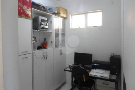 Casa Térrea com dormitórios, sendo 2 suítes.