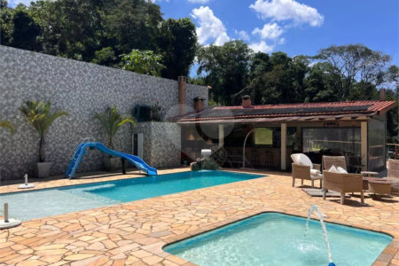 Chácara com excelente infraestrutura, contendo casa com 8 dormitórios, 900 m² de área construída, área total de 3000m², piscina adulto e infantil, churrasqueira, quadra gramada de futebol - Rio Acima - Atibaia/SP 900 m² Área construída 3.000 m² Área do terreno