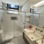 Este amplo apartamento de 290 m², completamente reformado, reúne sofisticação,