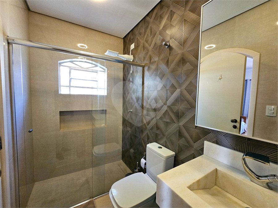 Casa térrea em Atibaia com 3 dormitórios (2 suítes), piscina, espaço gourmet, condomínio fechado