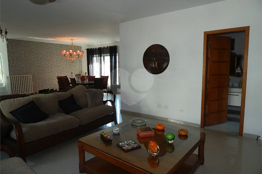 Casa em condomínio fechado no Jardim Floresta, 3 suítes, área gourmet, piscina, 4 vagas.