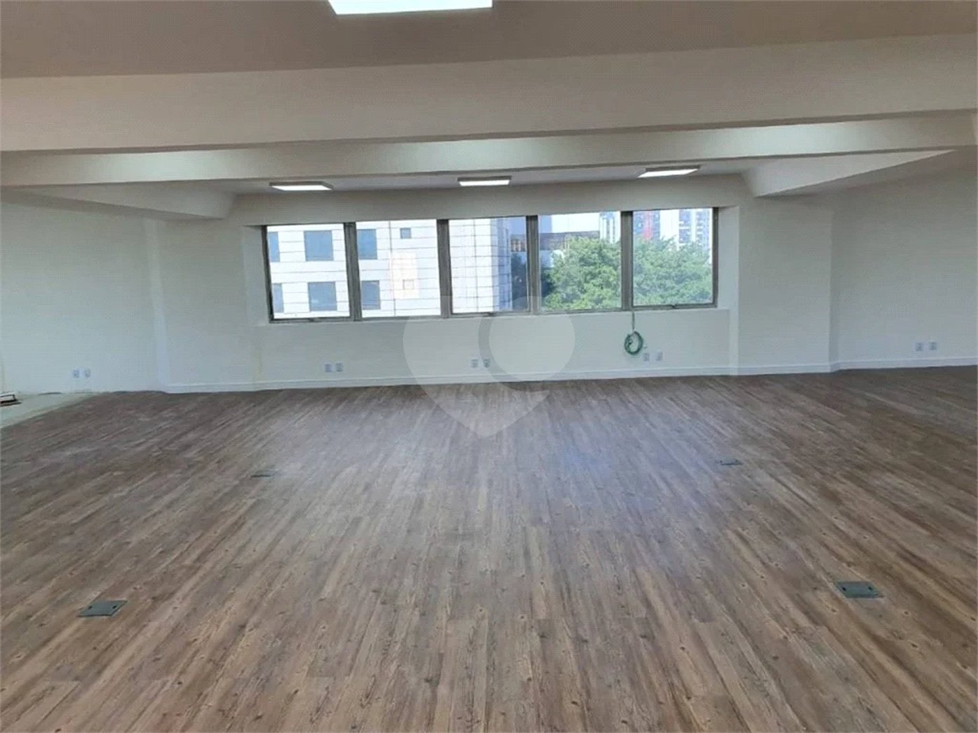 Sala comercial para locação e venda. 204m² AU