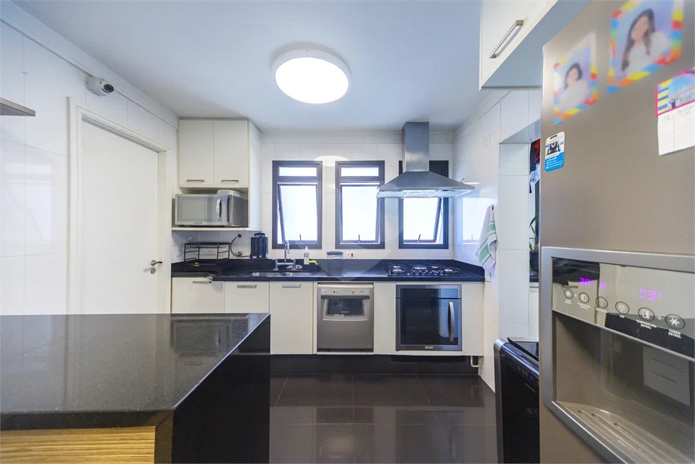 Apartamento de 149,51m2, 3 dormitórios, 1 suíte, toalete social, living 2 ambientes, 2 vagas fixas e lazer completo em Higienópolis.