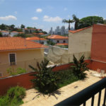 Casa no Pacaembu com ótima distribuição e amplo quintal em terreno em declive