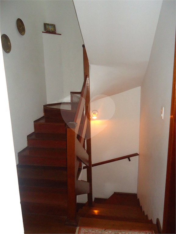 Sobrado com 4 quartos sendo 2 suítes.