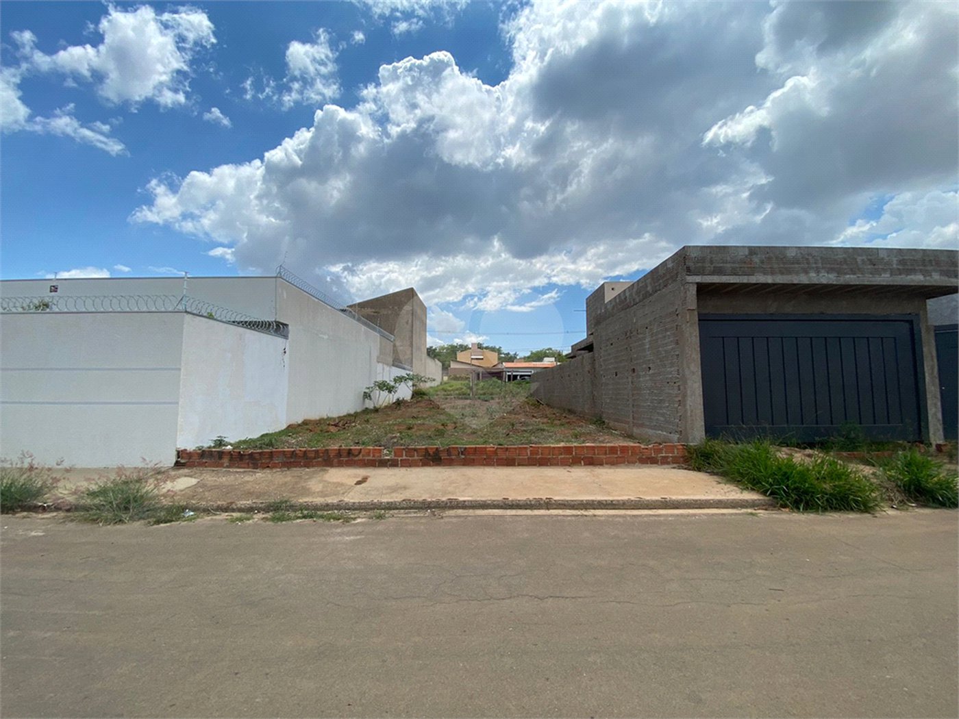 Terreno com 250,00 m² de área total.