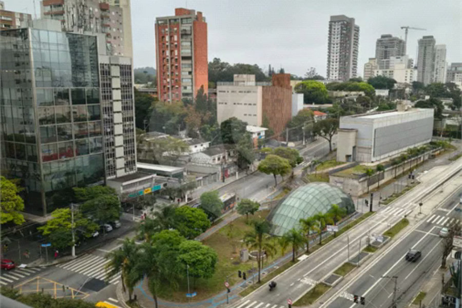Studio completo, em frente ao Metro Borba Gato.