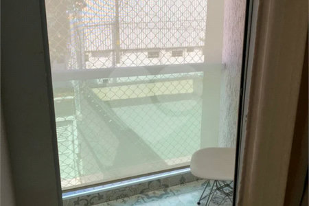 Sobrado com 3 quartos e garagem para 5 veículos.