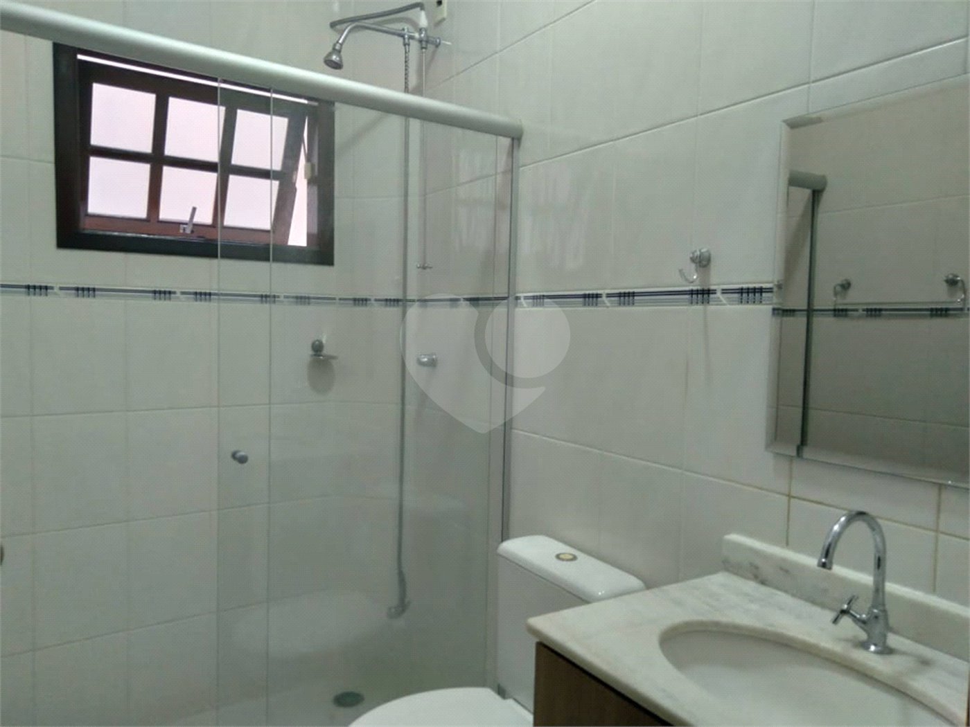 Sobrado espaçoso e bem localizado