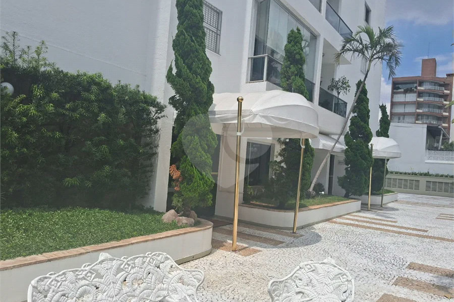 Prédio com portaria 24 horas, e lazer. Apartamento com 3 dormitórios, uma suíte, 2 vagas de garagem