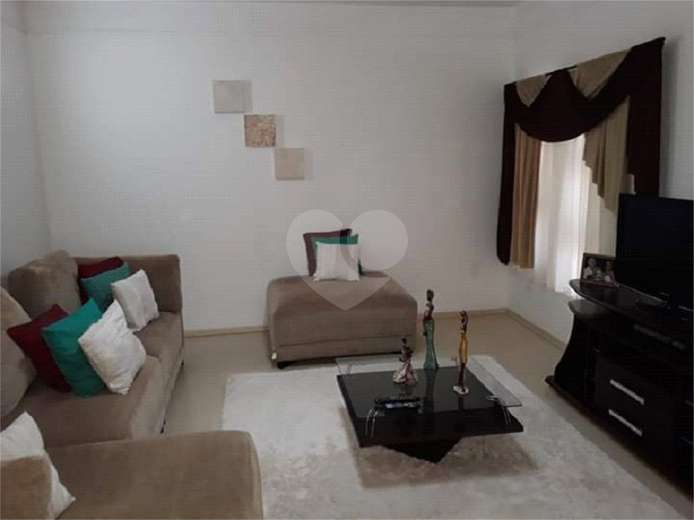 Casa Térrea com dormitórios, sendo 2 suítes.