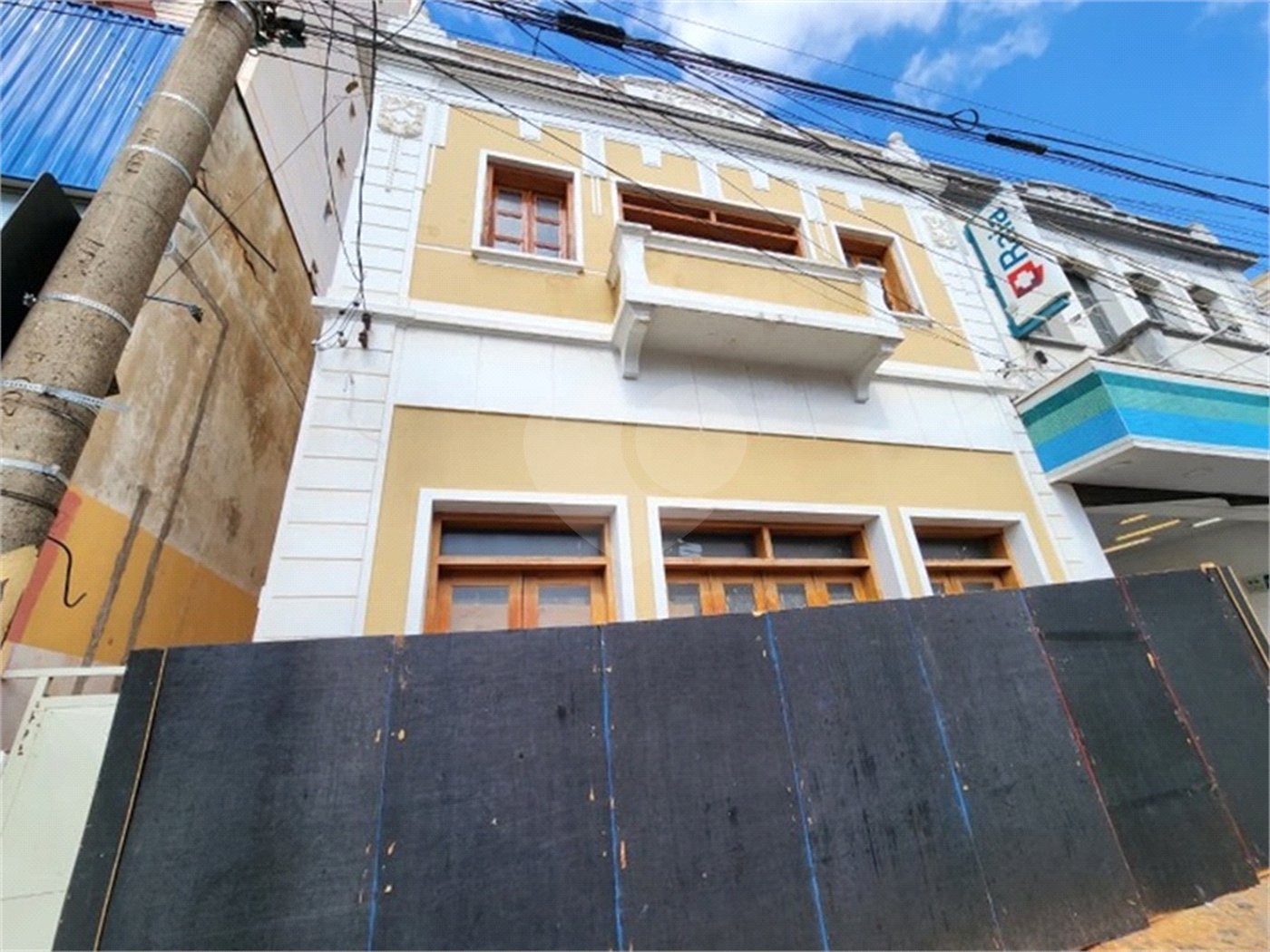 Sobrado á venda localizado no centro.