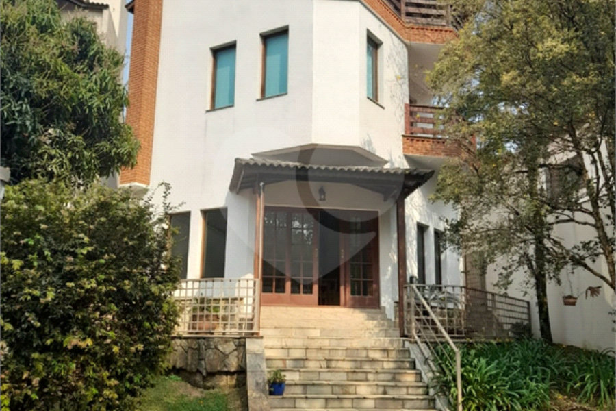3 AMPLAS SUITES MAIS ECRITORIO MUITO VERDE E AMPLO QUINTAL