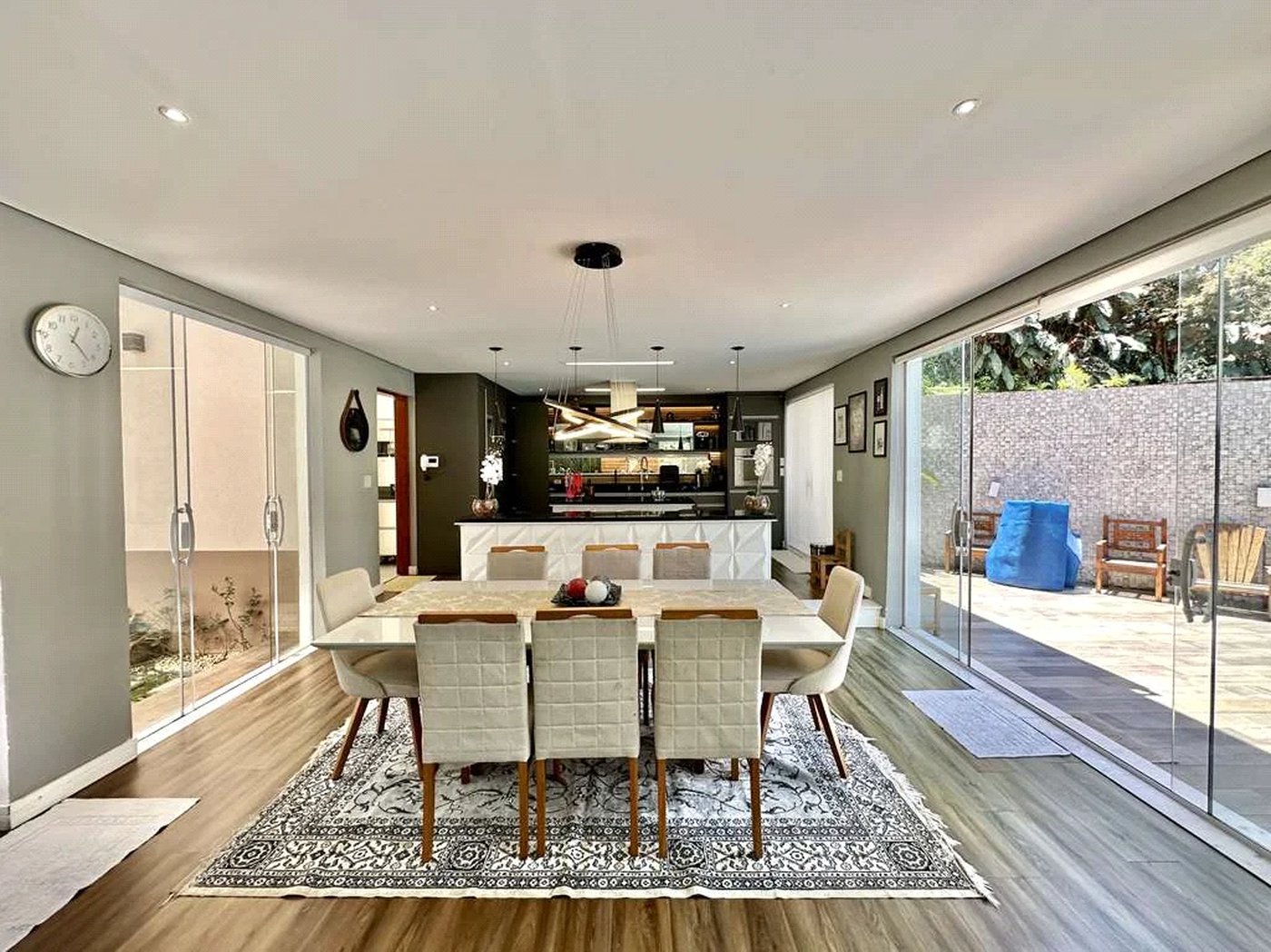 Magnífica Casa Contemporânea na Fazendinha - 4dorms | 3 Suites | Gourmet, piscina, lareira, hóspedes, escritório! Muito Verde e Tranquilidade em um dos melhores condominios da Região .