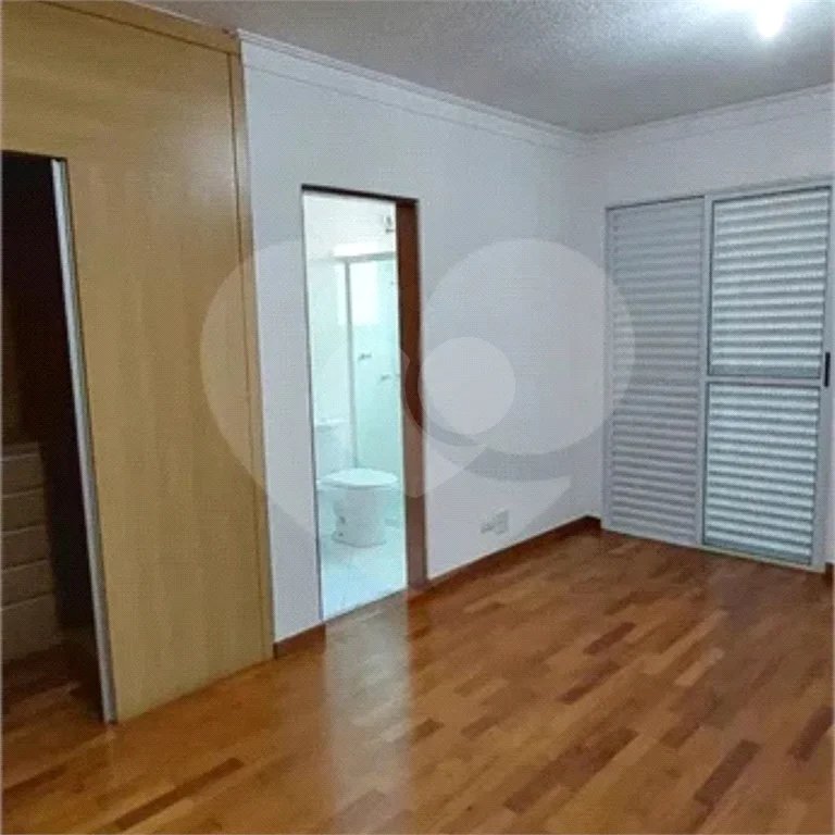 Casa á venda com 230m², 4 dorms, 2 suítes e 4 vagas na Vila Clementino. Estuda permuta.