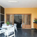 Casa com 3 dormitórios sendo 3 suítes com 03 vagas de garagem.