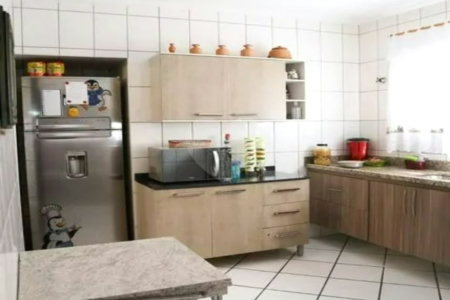 Casa com 120m² , 4 dormitórios , sendo 1 suíte , 3 vagas de garagem , à venda no Jabaquara.