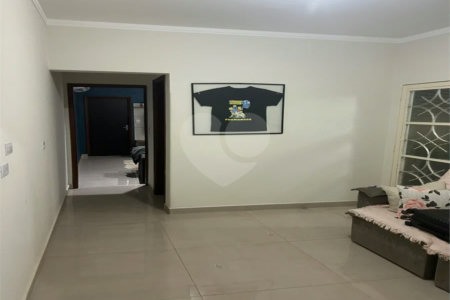 Casa Térrea 2 dormitórios 1 suíte.