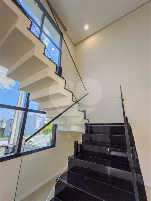 Indaiatuba - Condomínio Milano - Sobrado - 350 m² de terreno - 240 m² de área construída - 4 vagas de garagem, sendo 2 cobertas - Salas de estar e jantar integradas - 3 suítes com closet e varanda no pavimento superior - Escritório no térreo - Espaço gourmet com churrasqueira - Banheiro externo