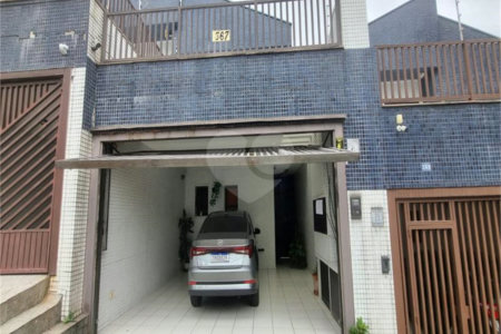 Sobrado à Venda na Aclimação - 150 m² - 2 Salas, 3 Dorms, 2 Vagas.