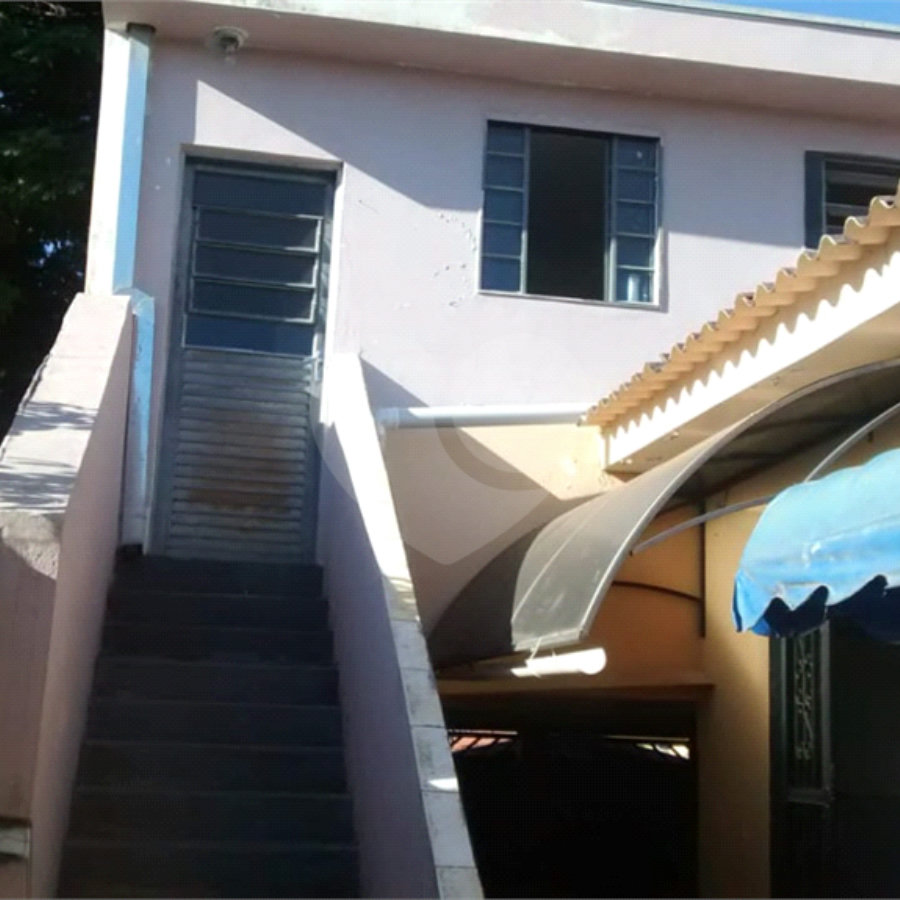 Sobrado com 5 dormitórios.