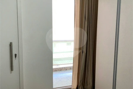 Sobrado com 3 quartos e garagem para 5 veículos.