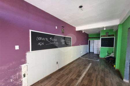 Sobrado 3 quartos e área comercial em baixo.