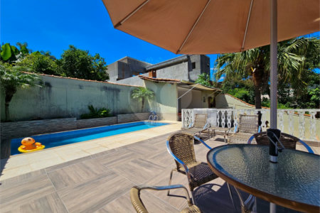 Casa térrea em Atibaia com 3 dormitórios (2 suítes), piscina, espaço gourmet, condomínio fechado