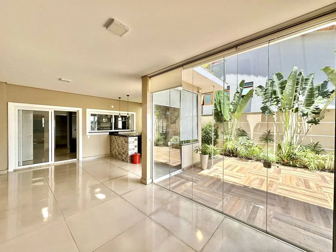 Casa em condomínio Impecável, 4 dorms / 2 suítes, varanda gourmet, piscina, 3 lareiras