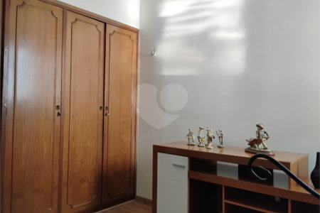 Vende-se apartamento no Jardim Aeroporto com 03 dormitórios